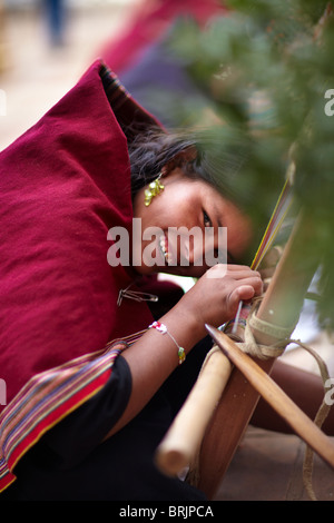 Une jeune fille timide, tissage, Sucre, Bolivie Banque D'Images