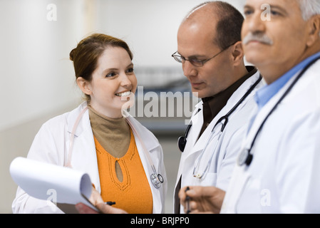 Doctor showing collègue medical chart Banque D'Images