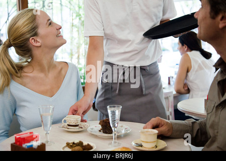 Couple having coffee in cafe Banque D'Images