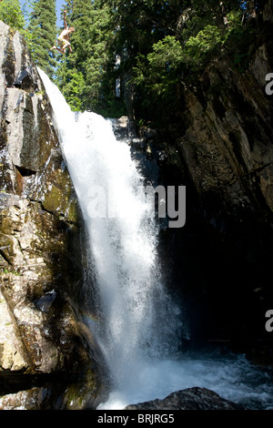 Man Jumping off cascade dans l'Idaho. Banque D'Images