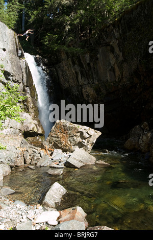 Man Jumping off cascade dans l'Idaho. Banque D'Images