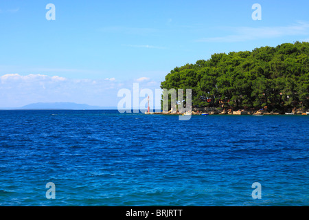 Gyrophare de navigation dans la baie de Bijar Osor près de village sur l'île de Cres, Croatie Banque D'Images