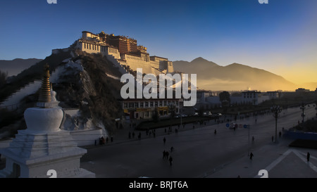 Palais du Potala à Lhassa au lever du soleil, dans la région autonome du Tibet, Chine Banque D'Images