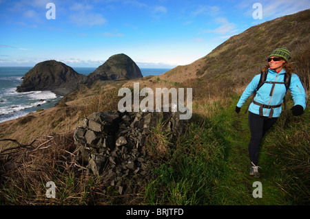 Randonnées d'une femme près d'une plage sur la côte de l'Oregon. Banque D'Images