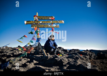 Un jeune homme se reflète sur le sommet du Mt. Kilimandjaro, Tanzanie, l'Afrique comme le soleil se lève. Banque D'Images