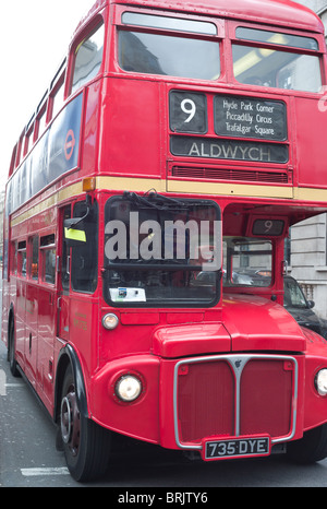 Un Routemaster bus à impériale sur le patrimoine d'exploitation route 9 entre le Royal Albert Hall et d'Aldwych, London, England, UK. Banque D'Images