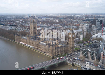 Une vue sur la Tamise du Palais de Westminster (Parlement) et Westminster du London Eye à Londres, Angleterre, Royaume-Uni. Banque D'Images