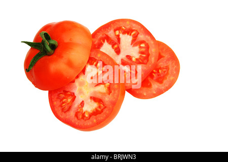 Les tranches de tomates fraîches jardin rouge isolé sur fond blanc Banque D'Images