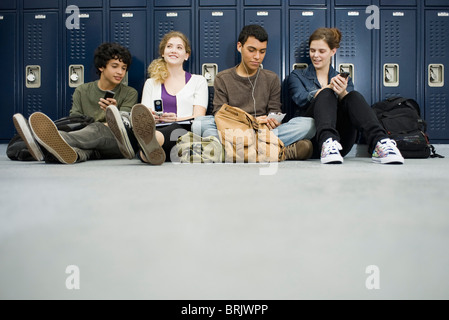 Les élèves du secondaire hanging out in school corridor Banque D'Images