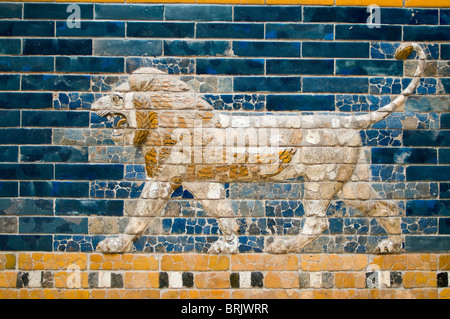 Détail de lion sur la porte d'Ishtar babylonienne, reconstruit en Musée de Pergame. Berlin, Allemagne Banque D'Images