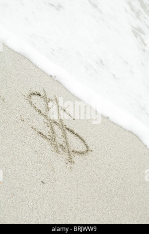 Signe Dollar dessiné dans le sable à la plage Banque D'Images