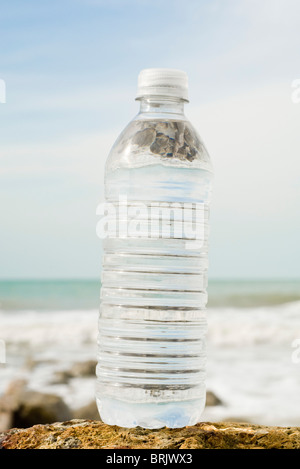 Bouteille d'eau sur le rivage Banque D'Images