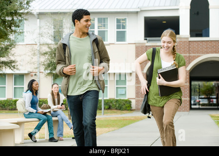 Les amis de l'école secondaire à marcher ensemble sur le campus Banque D'Images