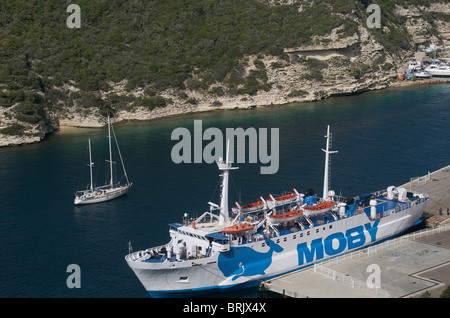 Ferry pour Sardignia en port, Bonifacio, Corse Banque D'Images