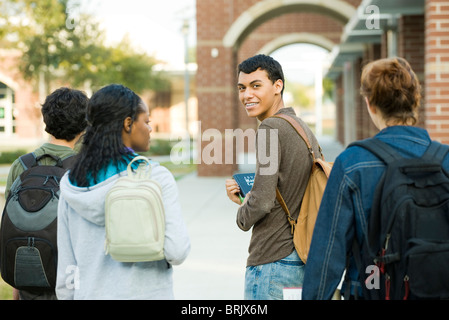 High school student walking avec des amis Banque D'Images