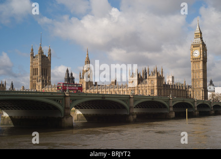 Le Palais de Westminster (Parlement) et Big Ben Clock Tower (Elizabeth Tower) derrière le pont de Westminster à Londres, Angleterre, Royaume-Uni. Banque D'Images