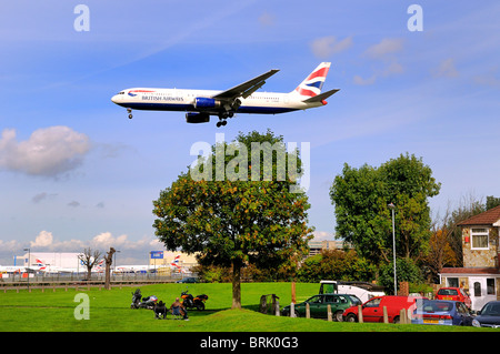 Le vol à basse altitude d'avions de transport de passagers à l'atterrissage à l'aéroport de Heathrow, Londres Banque D'Images