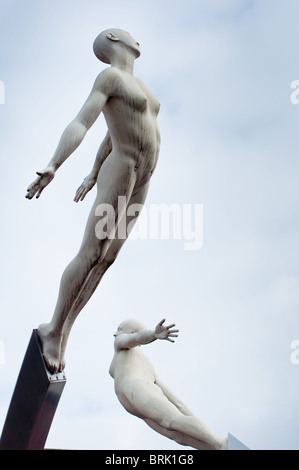 Une statue commémorant le scientifique, Francis Crick et son rôle dans la compréhension de l'ADN à Northampton. L'Angleterre. Banque D'Images