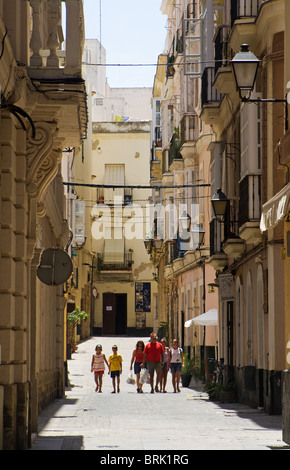 Family walking down street à Cadix, Andalousie, Espagne Banque D'Images