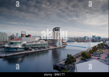 Vue sur le Lowry Centre Salford Quays Banque D'Images