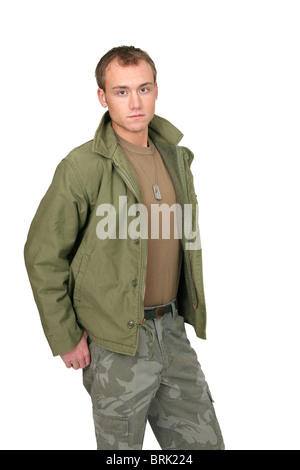 Mettre en place un soldat attrayant en vert et brun avec des plaques et de demi-longueur veste over white portrait Banque D'Images