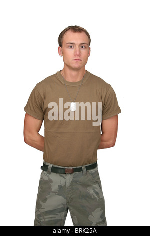 Mettre en place un soldat attrayant dans un t-shirt marron avec plaques portrait demi-longueur over white Banque D'Images