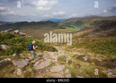 Randonneur sur Watendlath fells, Cumbria, Angleterre Banque D'Images