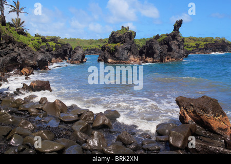 Plage de sable noir en Waianapanapa State Park, Maui, Hawaii Banque D'Images