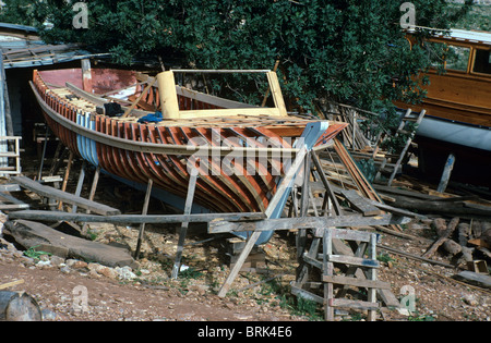 Squelette de coque ou cadre de bateau en bois ou Gullet en construction dans un bâtiment traditionnel de bateau ou de bateau, Bodrum, Turquie Banque D'Images