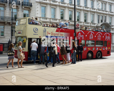 Les touristes de rejoindre un bus touristique de Londres Banque D'Images