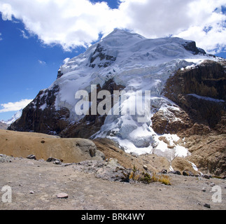 Glaciers suspendus sur des rocky mountain, Cuyoc, Cordillera Huayhuash, Andes, Pérou, Amérique du Sud Banque D'Images