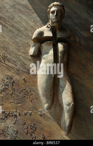 Rome. L'Italie. Portes de bronze de la Basilique de Santa Maria degli Angeli e dei Martiri, par le sculpteur polonais Igor Mitoraj. Banque D'Images