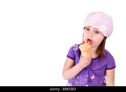 Young caucasian girl eating ice cream sorbet orange sur un fond blanc. Banque D'Images