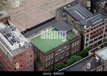 Vue aérienne d'une cour de l'école primaire sur le toit autour de paniers-bâtiments dans le centre de Londres, au Royaume-Uni. Banque D'Images