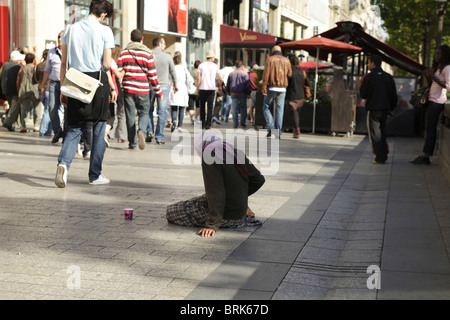 Roma femme mendiant sur les Champs Elysées à Paris Banque D'Images