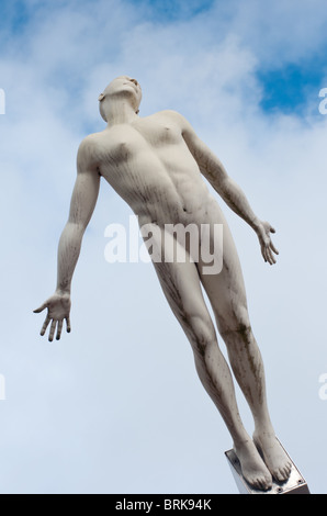 Une statue commémorant le scientifique, Francis Crick et son rôle dans la compréhension de l'ADN Banque D'Images