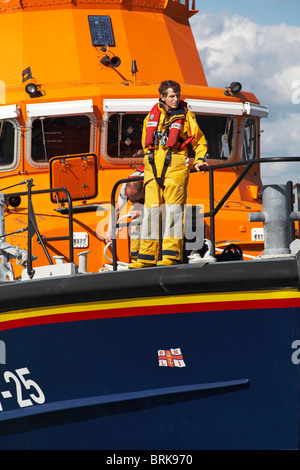 Équipage du RNLI retournant sur le bateau de sauvetage de RNLI Yarmouth après une intervention à Yarmouth, île de Wight, Hampshire, Royaume-Uni, en septembre Banque D'Images