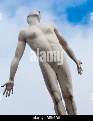 Une statue commémorant le scientifique, Francis Crick et son rôle dans la compréhension de l'ADN. Northampton, en Angleterre. Banque D'Images