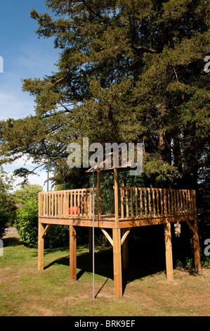 Théâtre pour enfants sur pilotis dans un grand jardin en Angleterre. Banque D'Images