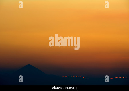 Coucher de soleil derrière le mont Croagh Patrick, le comté de Mayo en Irlande. Banque D'Images