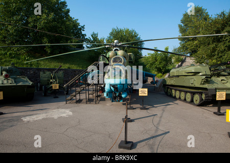 Le Mil Mi-24 Hind (hélicoptère) et ZSU-23-4 Shilka) (canon anti-aérien au Musée de la Grande guerre patriotique de Kiev, Ukraine Banque D'Images