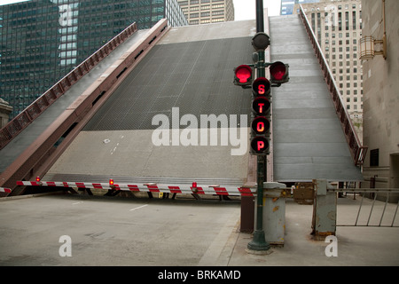 Un panneau d'arrêt au pont sur la rivière Chicago à West Madison Street dans le centre-ville de Chicago à l'extérieur de l'Opéra lyrique Banque D'Images