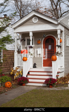 Porche maison dans une banlieue américaine avec des citrouilles décorées pour Halloween Banque D'Images