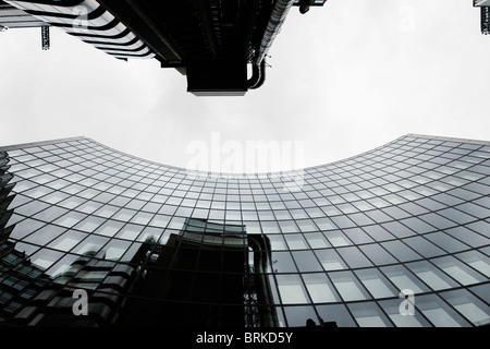 Bâtiment de la Lloyds et reflets dans les fenêtres de l'Édifice Willis dans la ville de Londres Banque D'Images