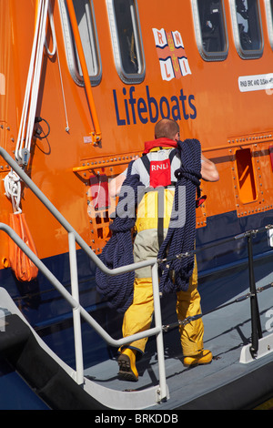 Sauvetage de l'équipage du RNLI portant des cordes sur le bateau de sauvetage de RNLI Yarmouth à la suite d'une intervention à Yarmouth, île de Wight, Hampshire, Royaume-Uni, en septembre Banque D'Images