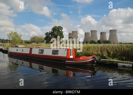 Un narrrowboat sur la rivière s'envolent avec l'Ratcliffe-on-Soar Power Station en arrière-plan. Nottinghamshire, Angleterre. Banque D'Images