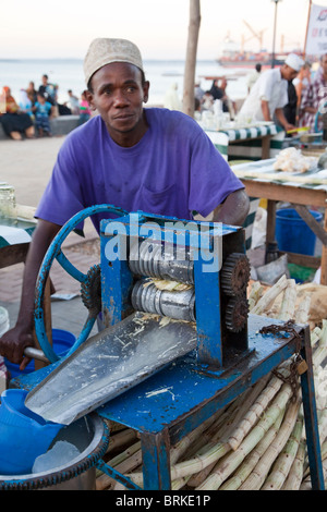 Forodhani Gardens, Stone Town, Zanzibar. Presser pour faire du jus de canne à sucre. Banque D'Images