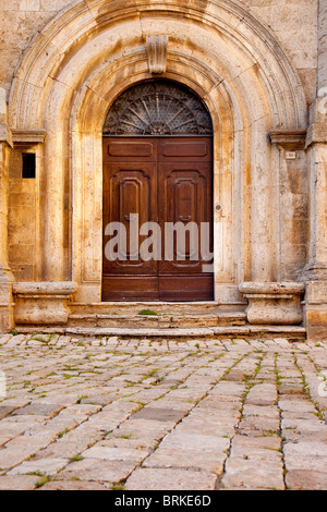 Pavés menant à la porte avant de la construction communautaire sur la Piazza Grande, Montepulciano Toscane Italie Banque D'Images
