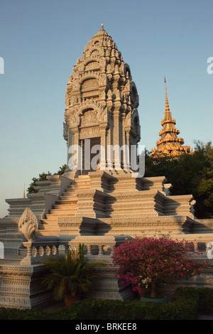 Un ancien stupa bouddhiste est éclairé par la fin d'après-midi au Palais Royal Museum Complex à Phnom Penh, Cambodge. Banque D'Images