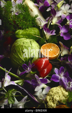 Un flotteur avec des offrandes de fruits, de légumes et de fleurs est sur l'affichage à la Loi Krathong Festival à Chiang Mai, Thaïlande. Banque D'Images